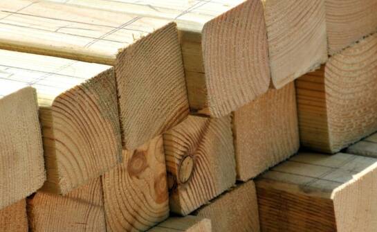 Drewno konstrukcyjne – rodzaje, zastosowanie i najważniejsze właściwości