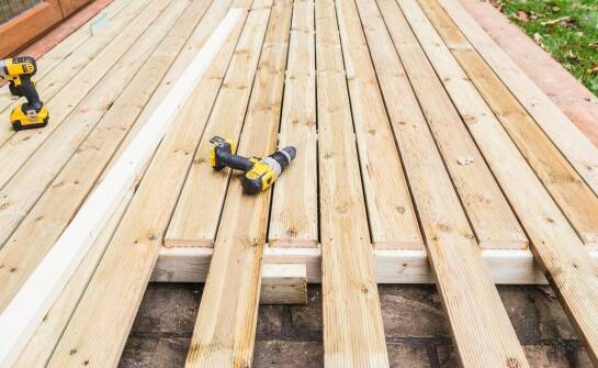 Tarasy drewniane – zalety, pielęgnacja i inspiracje aranżacyjne