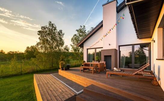 Tarasy drewniane – zalety, inspiracje i praktyczne rozwiązania