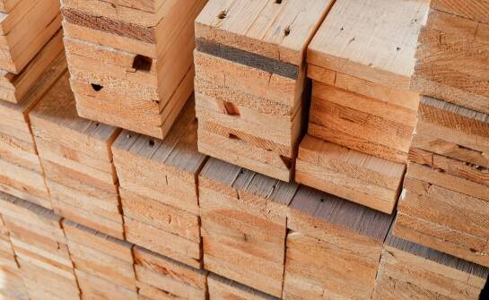 Zastosowania tarcicy budowlanej – rodzaje, właściwości i praktyczne porady