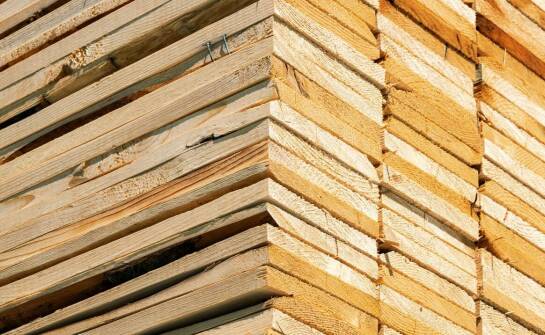 Tarcica budowlana – rodzaje, zastosowanie i najważniejsze właściwości