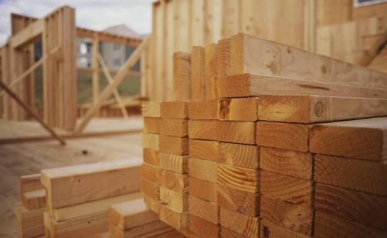 Tarcica budowlana – rodzaje, zastosowanie i najważniejsze cechy drewna