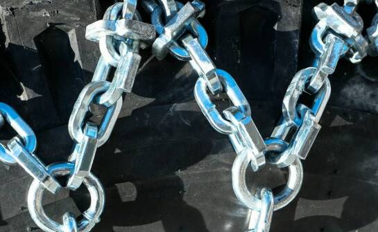 Łańcuchy – najważniejsze funkcje, zastosowania i cechy konstrukcyjne