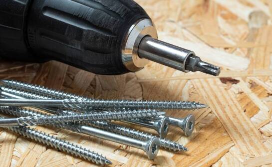 Jak wybrać najlepsze wkręty do drewna? Przegląd rodzajów i zastosowań