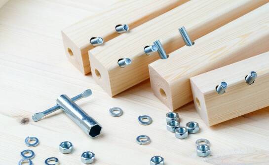 Wkręty do drewna – rodzaje, zastosowania i praktyczne porady montażowe