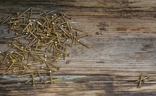 Jak wybrać odpowiednie wkręty do drewna? Praktyczne porady i zastosowania