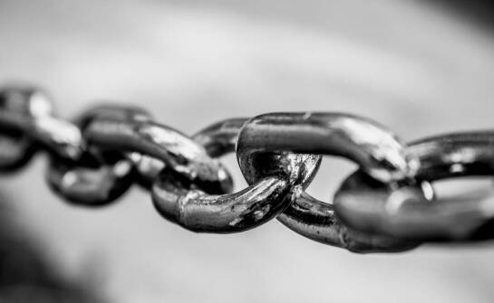 Dlaczego łańcuchy są kluczowym elementem w wielu branżach przemysłowych?