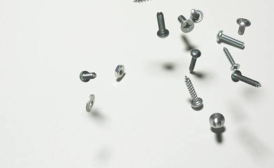 Rodzaje śrub i ich zastosowania – jak wybrać odpowiednie rozwiązanie?