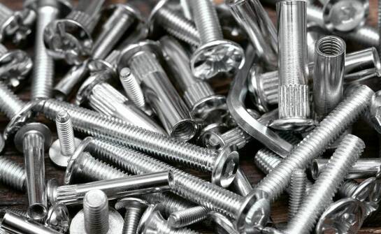 Jak wybrać najlepsze wkręty do blachy i stali? Praktyczne wskazówki