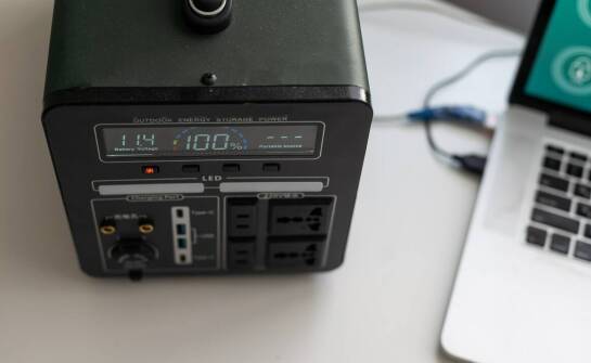 Jak działa zasilacz UPS i kiedy warto go zastosować w domu lub firmie?