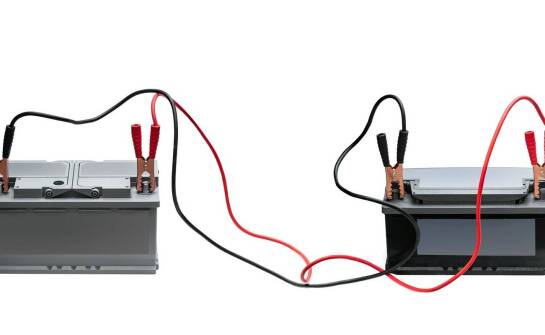 Jak działa zasilacz UPS i kiedy warto go stosować w domu lub firmie