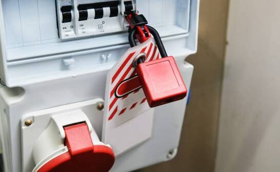 Zasilacze awaryjne UPS – co warto wiedzieć przed wyborem odpowiedniego modelu