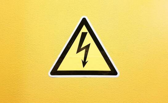 Zasilanie awaryjne – najważniejsze rodzaje, zastosowania i korzyści