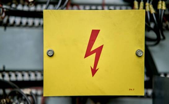 Zasilanie awaryjne – kiedy warto sięgnąć po dodatkowe źródło energii?