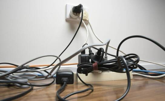 Najważniejsze cechy zasilaczy UPS – stabilność i ochrona sprzętu elektronicznego