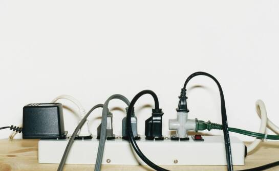 Jak działa zasilacz UPS i kiedy warto z niego korzystać?