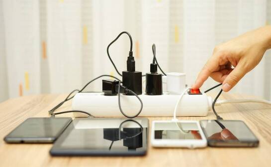 Jak działają zasilacze UPS i kiedy warto je zastosować w domu lub firmie