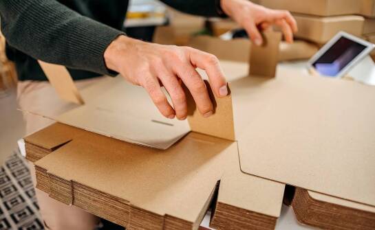 Jak powstają opakowania z tektury? Proces produkcji kartonów krok po kroku