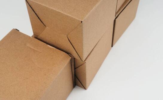 Zastosowanie opakowań kartonowych w biznesie — najważniejsze informacje