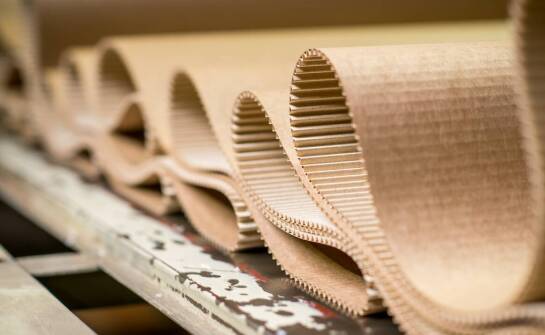 Jak powstaje tektura falista i gdzie znajduje zastosowanie w przemyśle