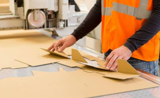 Tektura – zastosowania, rodzaje i zalety popularnego materiału opakowaniowego