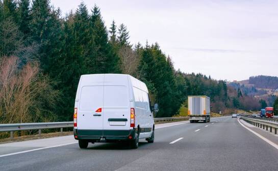 Jak działa transport osób i jakie są możliwości korzystania z usług przewozowych