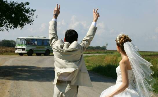 Jak sprawnie zorganizować transport gości podczas uroczystości ślubnej