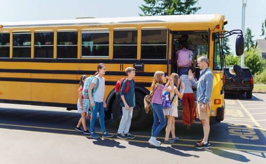 Jak wybrać autokar na wycieczkę szkolną – najważniejsze kryteria i porady