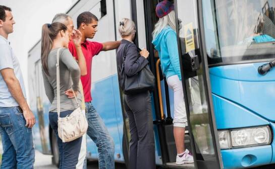 Jakie możliwości oferuje wynajem busa? Przegląd najważniejszych zalet