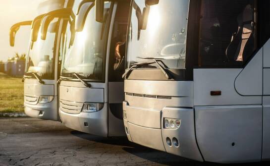 Kiedy warto zdecydować się na wynajem busa i jak wybrać najlepszą opcję