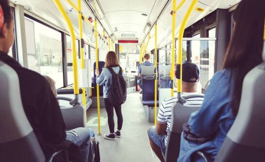 Komfort podróży i standardy bezpieczeństwa w nowoczesnych autokarach