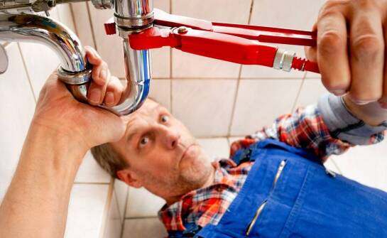 Jak znaleźć sprawdzonego hydraulika i uniknąć najczęstszych usterek w domu