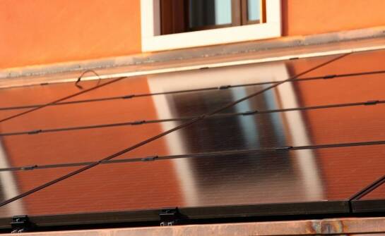 Jak działają instalacje solarne i jakie korzyści oferują gospodarstwom domowym