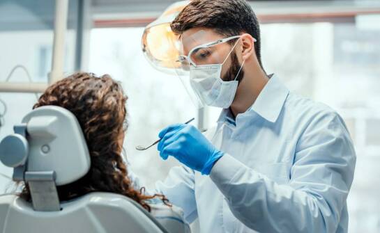 Jak zadbać o zdrowe zęby i piękny uśmiech – sprawdzone porady stomatologów