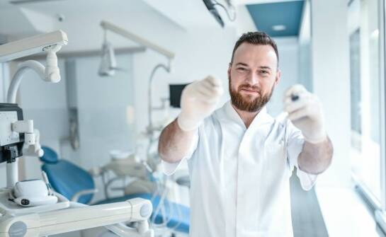 Jak wygląda pierwsza wizyta u stomatologa i na co zwrócić uwagę?