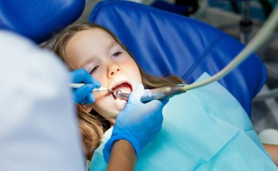 Jak przebiega leczenie stomatologiczne i jakie zabiegi oferują gabinety?