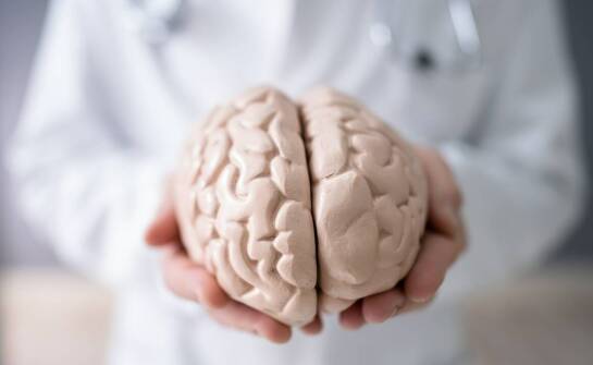 Kiedy warto skonsultować się z neurologiem? Najważniejsze wskazania i objawy