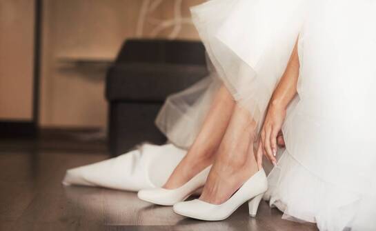 Najlepsze pomysły na wygodne buty ślubne na szpilce – komfort i styl