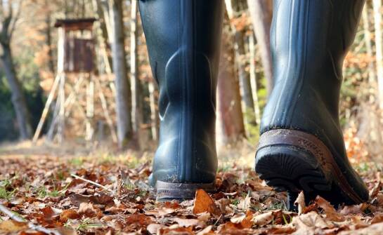 Zamszowe buty damskie ocieplane – modne fasony i praktyczne rozwiązania