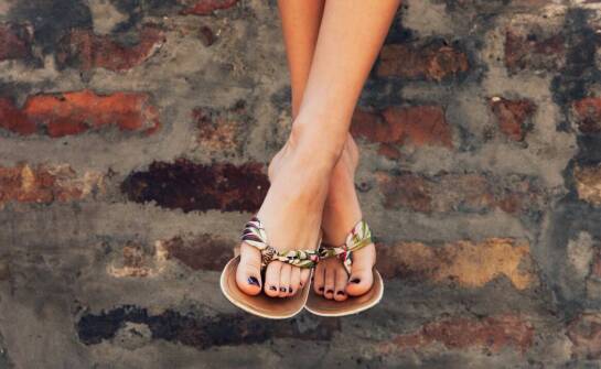 Klapki damskie z łańcuchem – modne fasony i inspiracje na lato