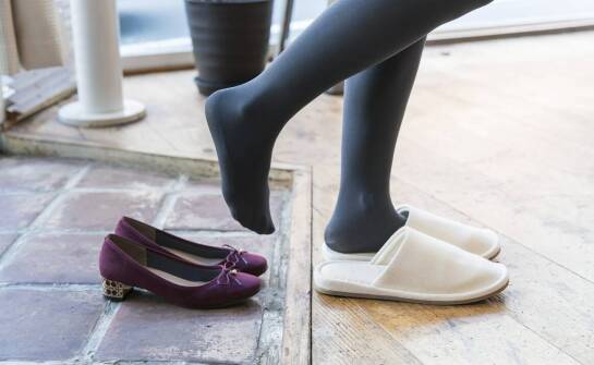 Jak wybrać stylowe i komfortowe klapki ozdobione kokardą?