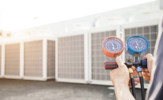 Jak przebiega instalacja klimatyzacji w domu i co warto wiedzieć?