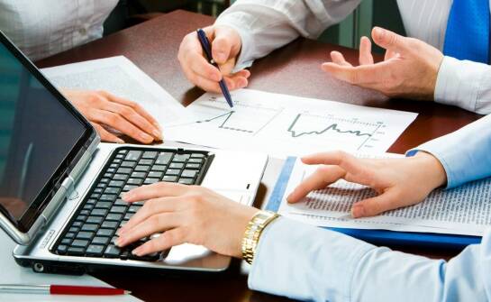 Kim jest pośrednik finansowy i jakie korzyści daje współpraca z nim?