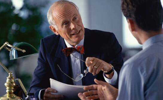 Jak działa pośrednik finansowy i kiedy warto skorzystać z jego usług?