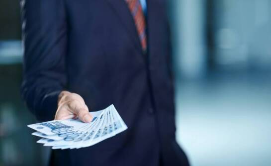 Jak działa pośrednictwo finansowe i kiedy warto z niego korzystać?