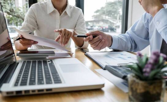 Jak działa pośrednictwo finansowe i kiedy warto z niego skorzystać?