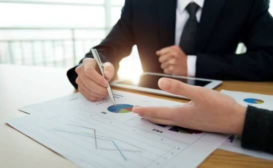 Jak doradca finansowy wspiera podejmowanie świadomych decyzji o finansach