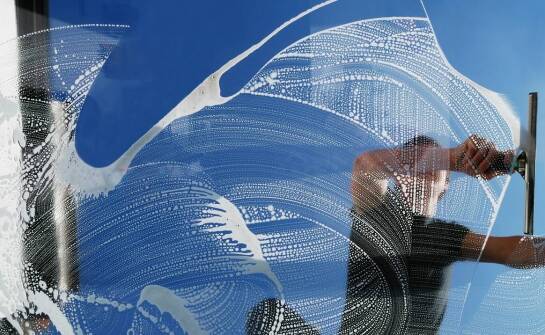 Inspiracje i zastosowania dekoracyjnych grafik na szkle w aranżacjach wnętrz