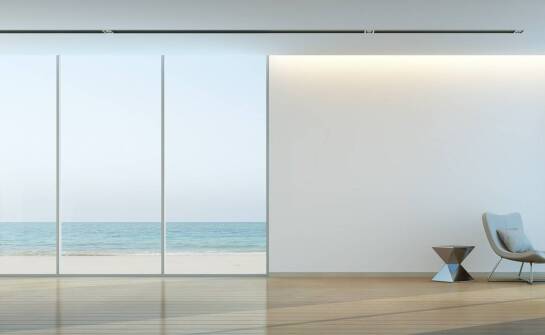 Dekoracje wnętrz z grafikami na szkle – inspiracje i zastosowania