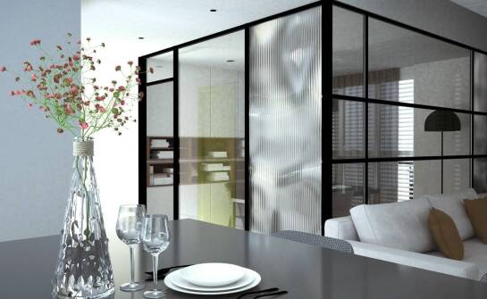 Nowoczesna dekoracja wnętrz: zastosowanie grafiki na szkle w aranżacji